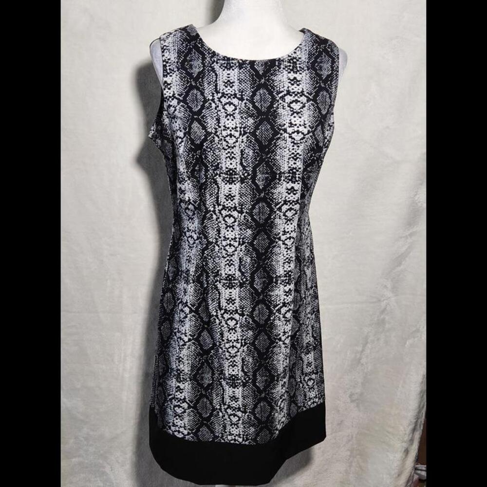 (29) Ronni Nicole sleeveless black & white, 12